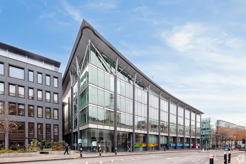 Glazed corner and street frontage of 95 Queen Victoria Street
